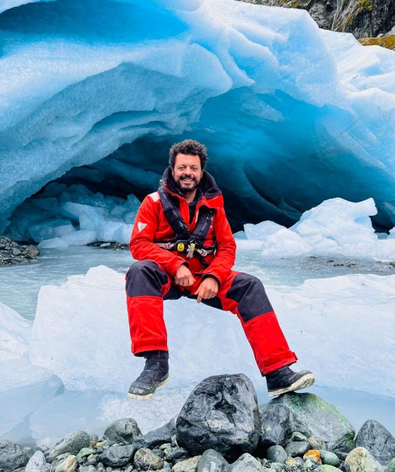 pedro-jimenez-sobre-glaciar-fiordos-chilenos-1.jpg pedro-jimenez-sobre-glaciar-fiordos-chilenos-1.jpg